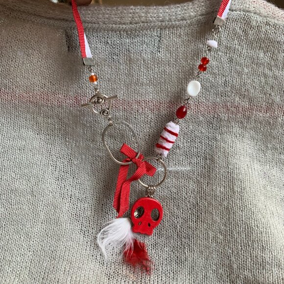 2x 25$🐿 🍁 CREATION - Skull short necklace Ruban bead fabric feather Red white - Picture 9 of 11